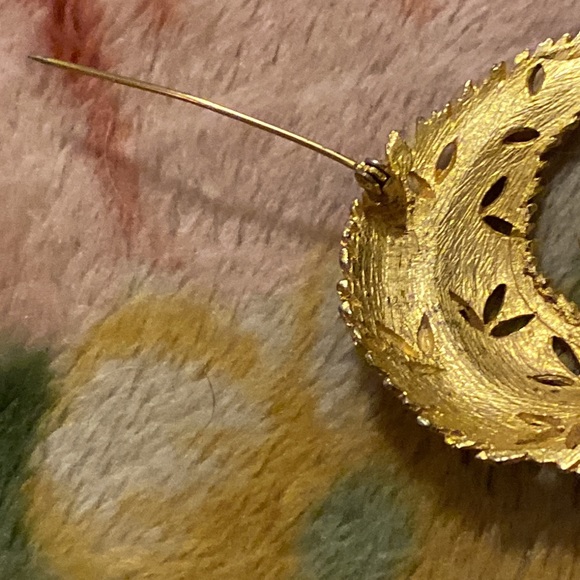 Vintage gold tone brooch (AL) - Picture 4 of 4